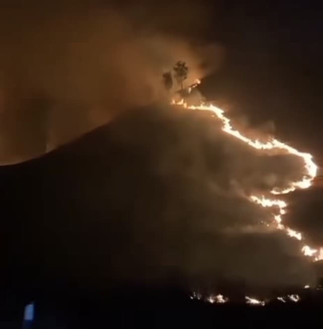 kawasan Savana Pengol, Taman Nasional Bromo Tengger Semeru (TNBTS) terbakar pada Kamis (10/9/2026). (Foto: Threads)